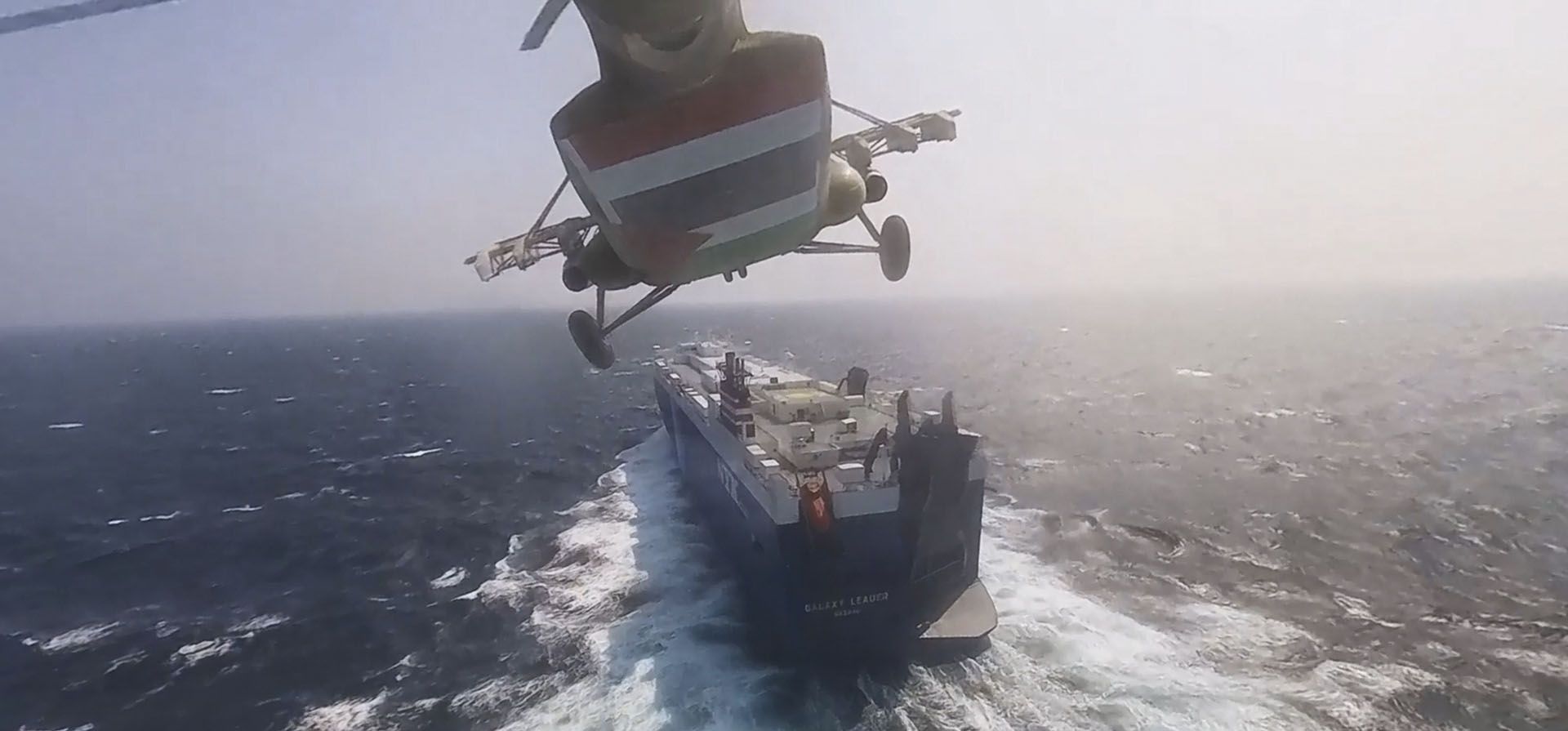 Un helicóptero de las fuerzas hutíes se acerca al buque de carga Galaxy Leader. Los rebeldes hutíes de Yemen se apoderaron del barco frente a la costa de Yemen después de amenazar con apoderarse de todos los buques propiedad de empresas israelíes Fotografía: AP Un helicóptero de las fuerzas hutíes se acerca al buque de carga Galaxy Leader. Los rebeldes hutíes de Yemen se apoderaron del barco frente a la costa de Yemen después de amenazar con apoderarse de todos los buques propiedad de empresas israelíes Fotografía: AP