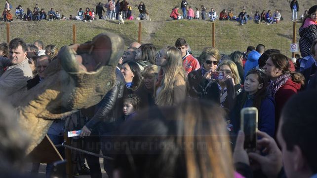 Una multitud eligió el feriado para visitar a los dinosaurios