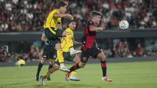 Se viene el error de Martín Luciano, que intentó darle el pase de cabeza a Arias y se la dejó servida a Portillo. Pase a Miritello y Newells lo pierde ante Defensa y Justicia.