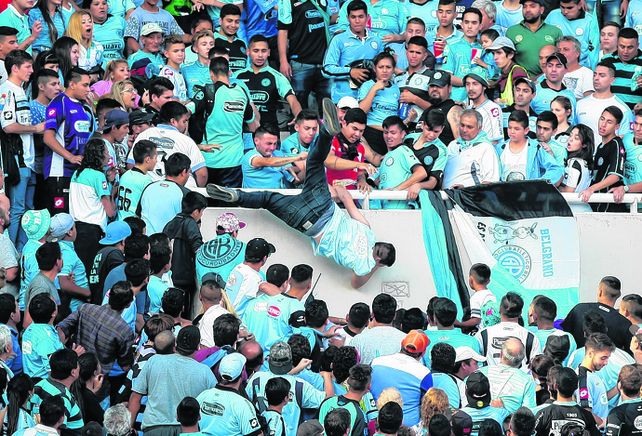 Una enfermedad. Matar a una persona &nbsp;por suponer que era hincha del equipo rival es propio&nbsp;de una locura colectiva.