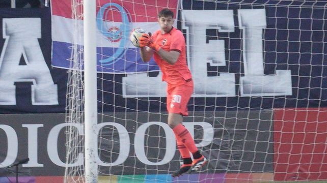 Williams Barlasina debió atajar en el inicio del Clausura porque Navas se bajó.