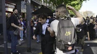 Tras el aval al veto, agredieron a un streamer libertario en las afueras del Congreso