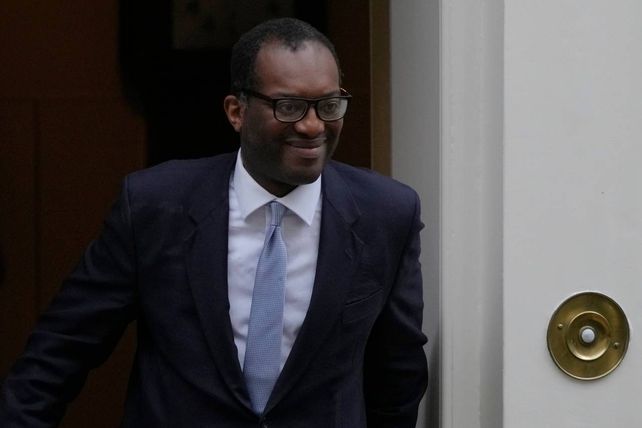 El secretario (ministro) del Tesoro, Kwasi Kwarteng, presentó un programa fiscal y financiero que nadie consideró sustentable. El establishment le bajó el pulgar y debió renunciar. 
