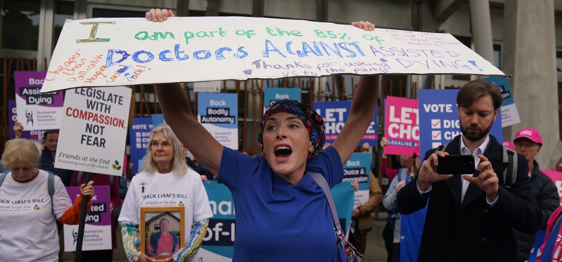 La Dra. Geri Hignett se une a una protesta frente al Parlamento escocés contra un cambio en la ley antes del debate y votación de hoy sobre un proyecto de ley que permite la muerte asistida para adultos con enfermedades terminales, Edimburgo, Reino Unido. Fotografía: Andrew Milligan/PA La Dra. Geri Hignett se une a una protesta frente al Parlamento escocés contra un cambio en la ley antes del debate y votación de hoy sobre un proyecto de ley que permite la muerte asistida para adultos con enfermedades terminales, Edimburgo, Reino Unido. Fotografía: Andrew Milligan/PA