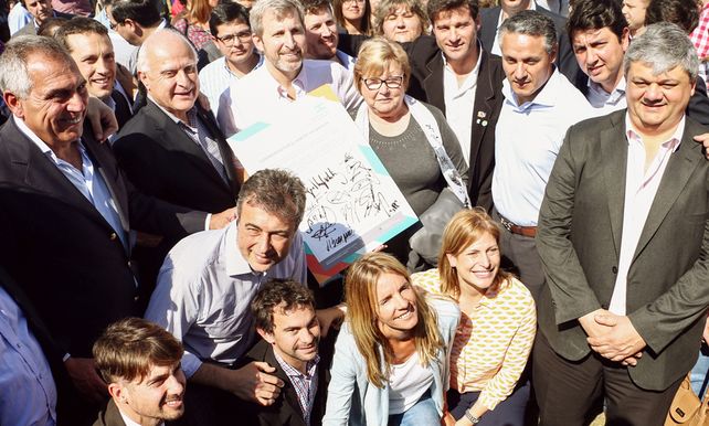 Risas y abrazos. El gobernador junto al ministro del Interior e intendentes