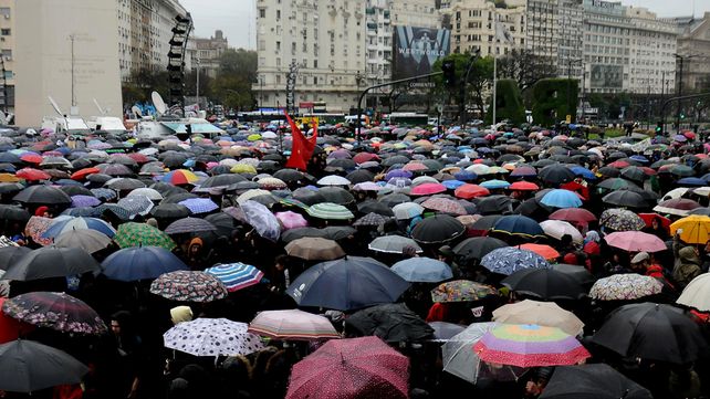 Una multitud vestida de negro marchó contra la violencia de género y los femicidios