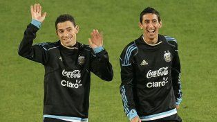 Maxi Rodríguez, de Newells, y Angel Di María, de Central, juntos en la selección argentina. Fueron a Europa como Mastantuono.