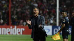 El técnico canalla Miguel Angel Russo arenga en Alta Córdoba.