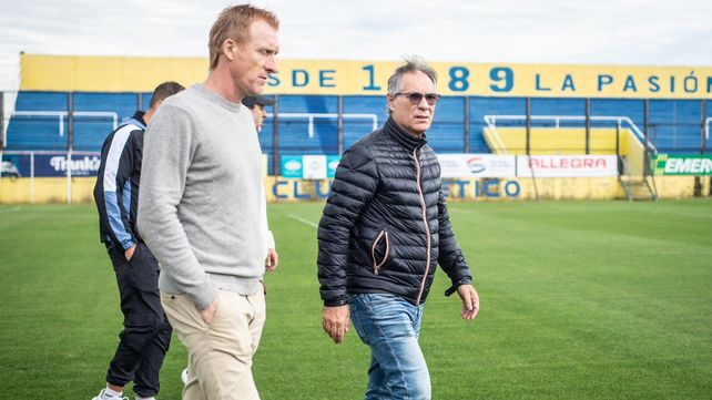 Holan recorre la cancha principal de Arroyo Seco junto al secretario deportivo Federico Lussenhoff.
