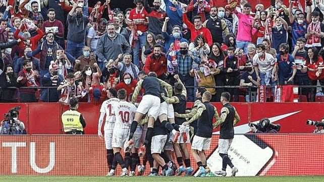 Sevilla superó a Betis en el Clásico andaluz pero se lesionó el Papu Gómez.