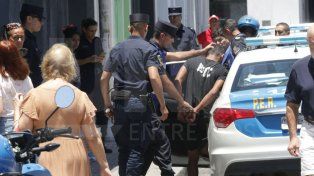 Sucedió un hecho violento en el microcentro de Paraná entre dos cuidacoches que fueron detenidos por la policía. Uno de ellos portaba un arma blanca
