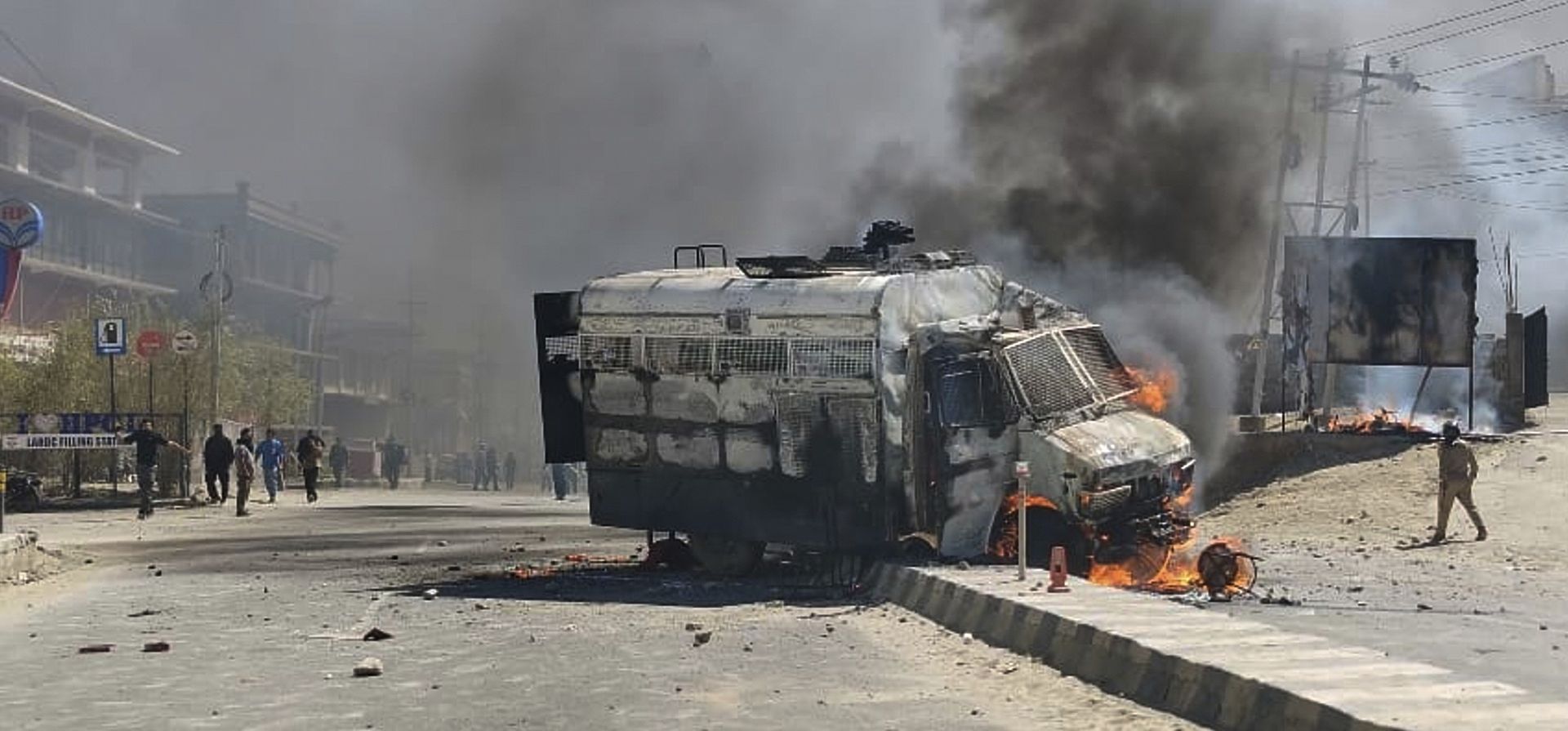 Un vehículo policial es incendiado durante una protesta de residentes locales que exigen la concesión de la categoría de estado federal al gobierno indio, en la ciudad de Leh, en la región de Ladakh, India, el miércoles 24 de septiembre de 2025. (Foto AP) Un vehículo policial es incendiado durante una protesta de residentes locales que exigen la concesión de la categoría de estado federal al gobierno indio, en la ciudad de Leh, en la región de Ladakh, India, el miércoles 24 de septiembre de 2025. (Foto AP)