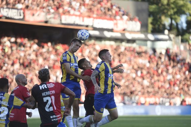 Komar apareció en el equipo tras la lesión de Mallo. En el partido contra Boca no pudo mantener el nivel que traía.