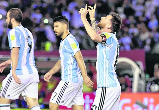 Agradece. Messi mira el cielo luego de convertir el penal ante su ex compañero Bravo.