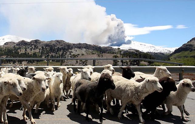 Los pobladores de la zona ya están preparados para abandonar el lugar y desde las 21:00 de ayer se dispuso un plan de contingencia.