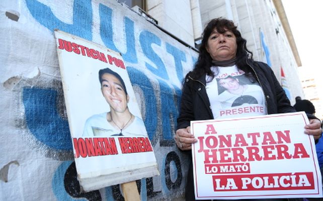 La madre de Jonatan Herrera en uno de las tantos reclamos hechos frente a Tribunales.