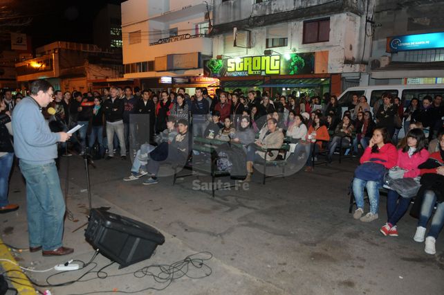 Estudiantes de diversos estudiantes terciarios reclamaron por la reforma curricular del Ministerio de Educación