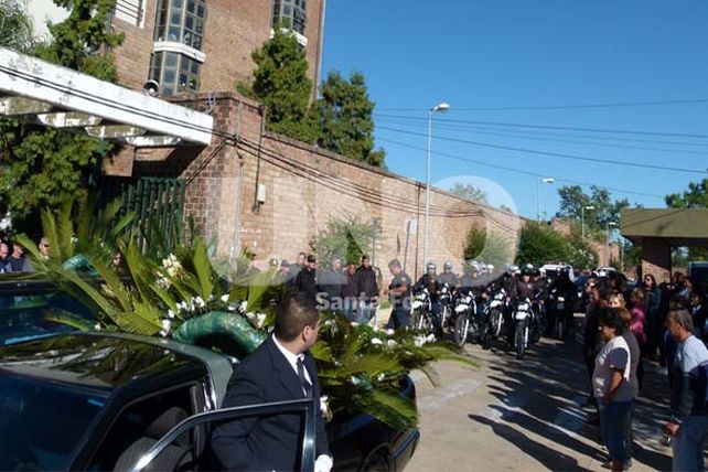 Conmoción y muestras de dolor en el entierro del policía asesinado