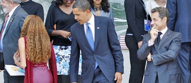 Todos iguales. Barack Obama perdió los ojos con una asistente de Lula en una cumbre de 2009.