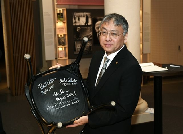 orgulloso. El escritor inglés de origen japonés con su premio.