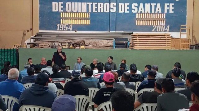 La reunión en la Sociedad de Quinteros de Santa Fe&nbsp; para abordar el conflicto en el Mercado de Productores de Frutas