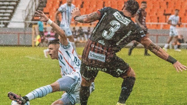 Emanuel Moreno ofició de lateral en Patronato ante la ausencia por lesión de Ian Escobar.&nbsp;