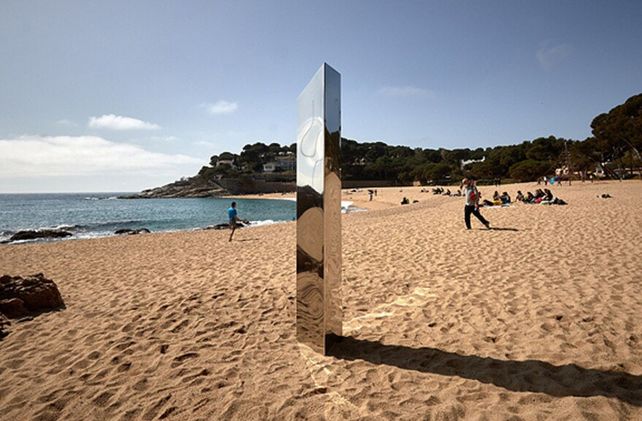 El monolito metálico en Platja dAro