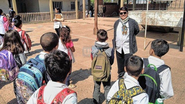 En el patio. Nancy tiene a su cargo la dirección de la Escuela Nº1 Gregoria Matorras de San Martín.