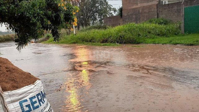 En la ciudad cayeron más de 60 milímetros de lluvia en algunos barrios y hay calles anegadas