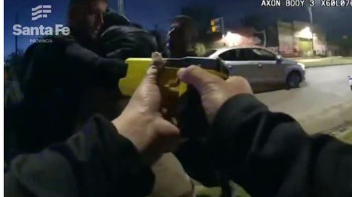 Video: la Policía de Santa Fe empleó por primera vez una pistola Taser para reducir a una agresora