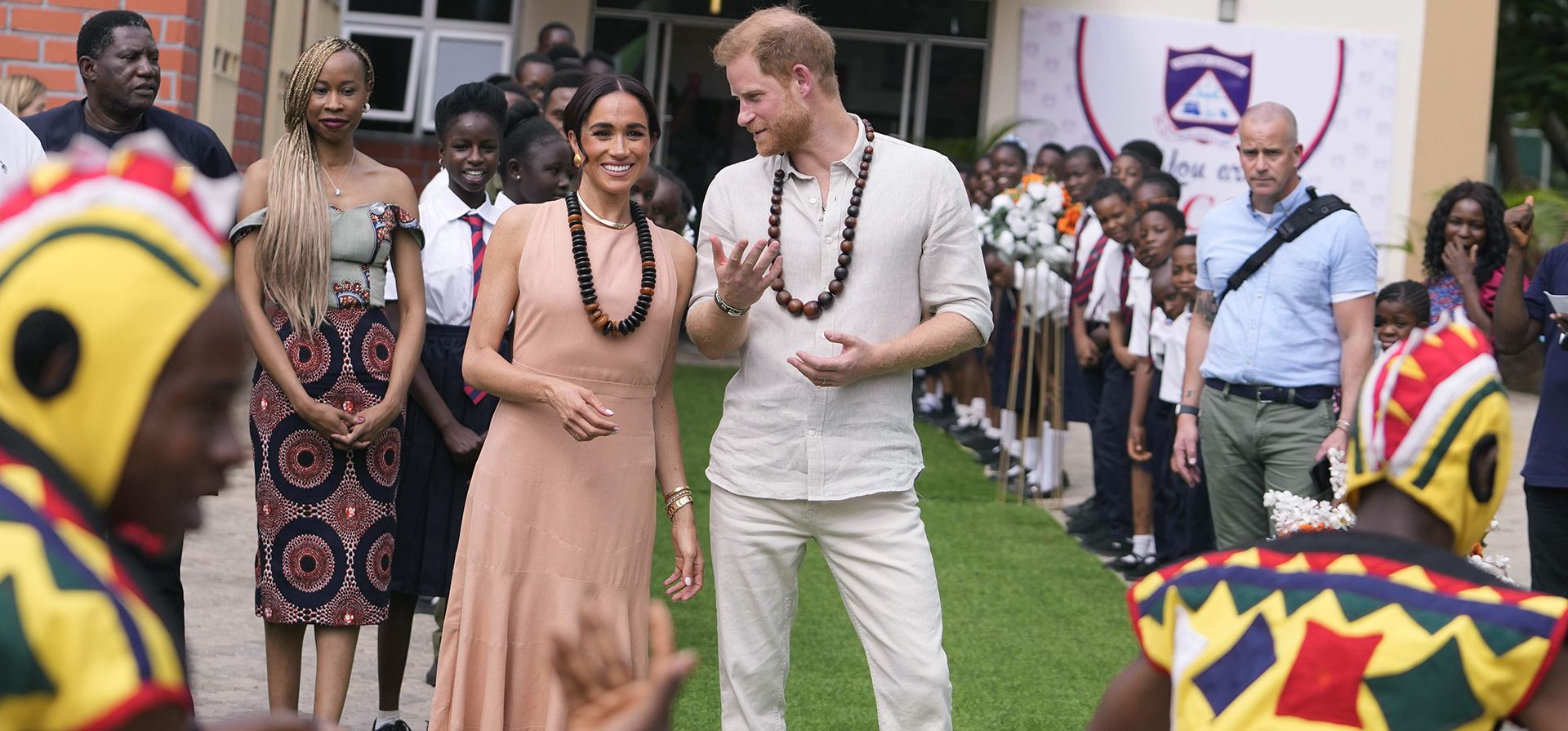 El príncipe Harry y Meghan visitan a niños en la Academia Lights en Abuja, Nigeria, el viernes 10 de mayo de 2024. El príncipe Harry y su esposa Meghan llegaron a Nigeria para defender los Juegos Invictus, que fundó para ayudar a la rehabilitación de militares heridos y enfermos y veteranos. (Foto AP/Sunday Alamba) El príncipe Harry y Meghan visitan a niños en la Academia Lights en Abuja, Nigeria, el viernes 10 de mayo de 2024. El príncipe Harry y su esposa Meghan llegaron a Nigeria para defender los Juegos Invictus, que fundó para ayudar a la rehabilitación de militares heridos y enfermos y veteranos. (Foto AP/Sunday Alamba)