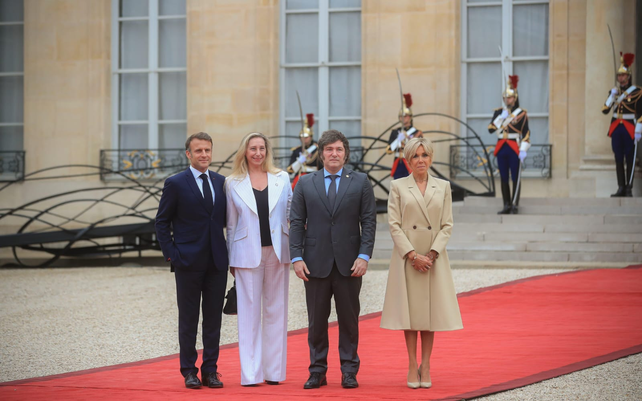 Milei y su hermana Karina en la recepci&oacute;n oficial ofrecida por Macron y la primera dama, Brigitte, en honor a los jefes de Estado presentes en la inauguraci&oacute;n de los Juegos Ol&iacute;mpicos.
