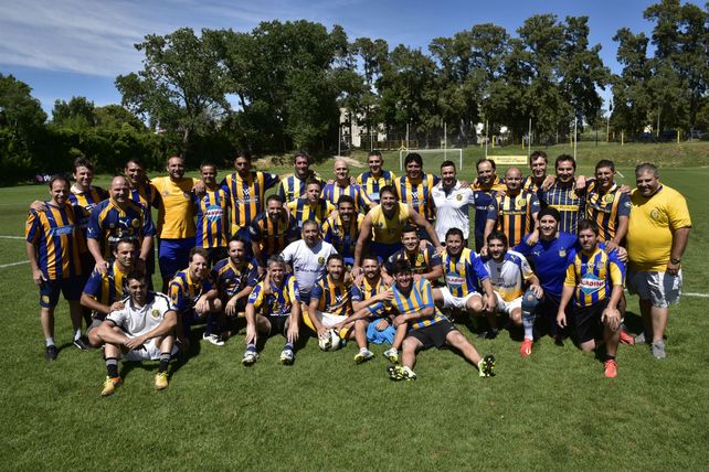Una postal de la amistad. Los chicos de la categoría 74 de Rosario Central posan para la lente de la reportera gráfica del diario La Capital. Los años pasan