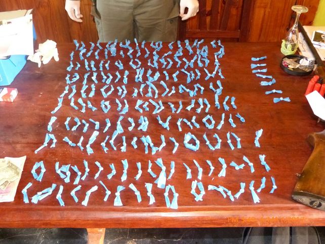 Microtráfico: cuatro detenidos, con marihuana, cocaína, armas, balas, celulares y plata en efectivo