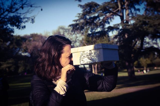 Miles de rosarinos disfrutaron del eclipse solar en el Planetario.