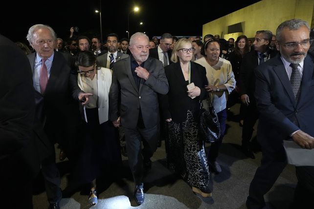 Intento de golpe a la democracia de Brasil. Lula da Silva y Rosa Weber (presidente de la Corte Suprema) acompañados por gobernadores y ministros en una visita a la Corte el día después de que el Congreso fuera asaltado por partidarios de Bolsonaro. 