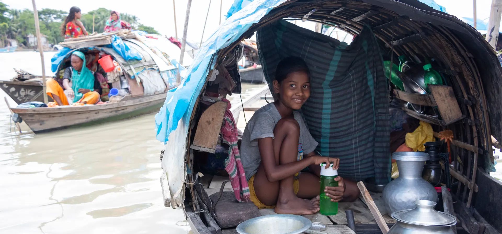 Miembros de la etnia Beda, que viven, viajan y se ganan la vida en el río, en sus barcos en Munshiganj, Dhaka, Bangladesh. Fotografía: Joy Saha/Zuma/Rex/Shutterstock Miembros de la etnia Beda, que viven, viajan y se ganan la vida en el río, en sus barcos en Munshiganj, Dhaka, Bangladesh. Fotografía: Joy Saha/Zuma/Rex/Shutterstock