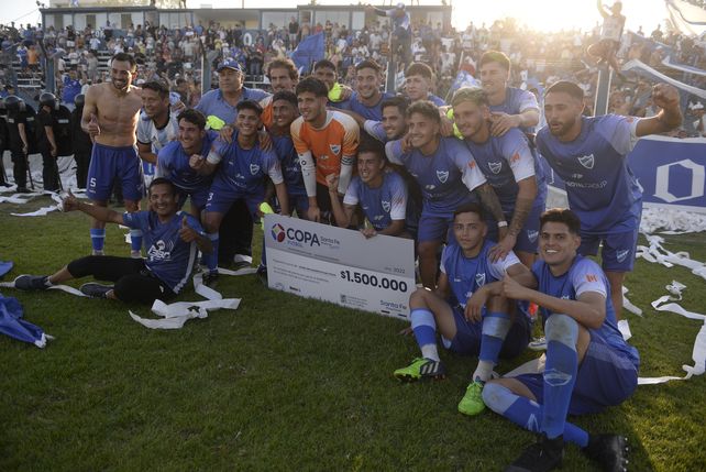 Los jugadores salaítos muestran el premio.