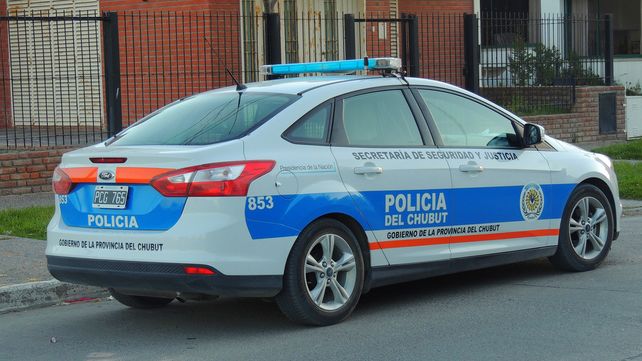 La policía de Chubut investiga el feroz asesinato de una docente de 50 años en Rawson.