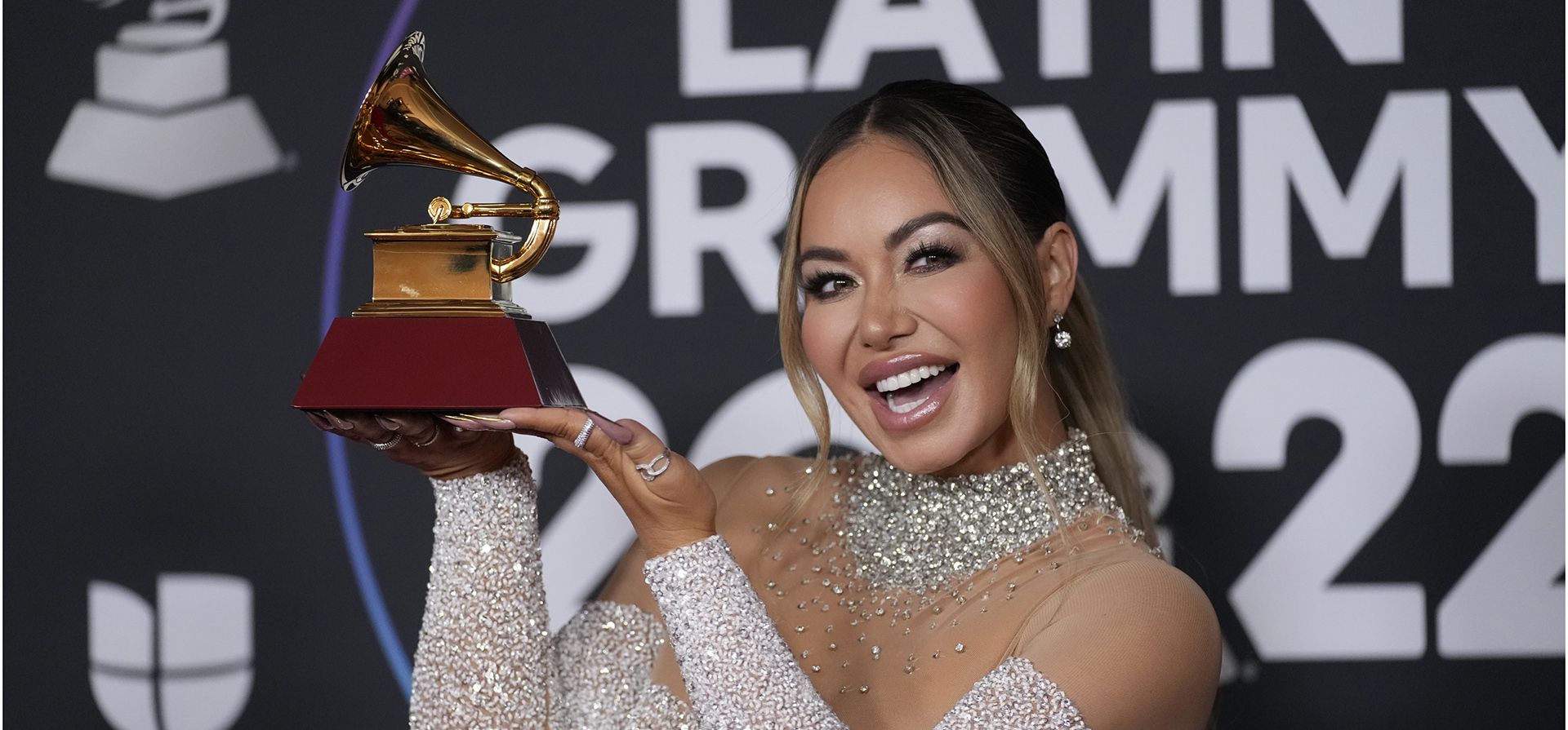 Chiquis Rivera posa en la sala de prensa con el premio al mejor álbum de banda por "Abeja Reina" en la 23º entrega anual de los Premios Grammy Latinos en el Mandalay Bay Michelob Ultra Arena, el jueves 17 de noviembre de 2022 en Las Vegas. (Foto AP/John Locher)