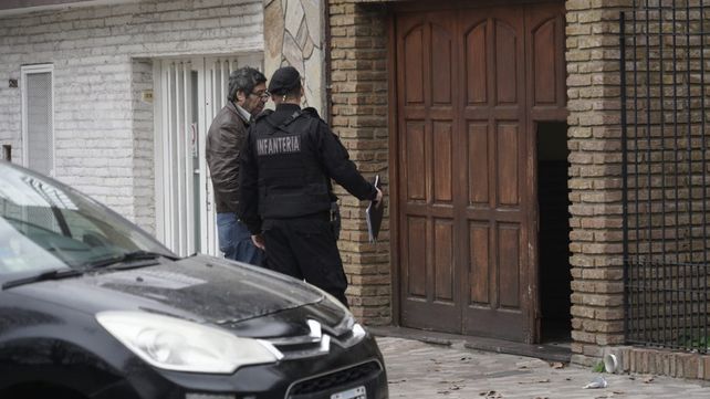 Asalto en zona oeste. La puerta del garaje rota en la casa donde ingresaron al menos tres ladrones