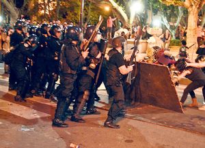 Disturbios y represión sobre el final de una masiva marcha de mujeres
