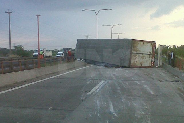 Volcó por un desperfecto mecánico un camión sobre la ruta nacional 168