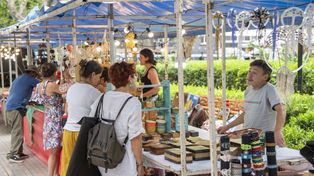 La plaza Pringles es escenario de la feria solidaria por el Día del Padre.