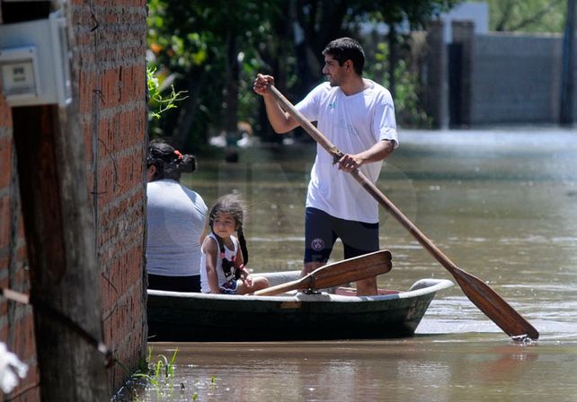 Inundados. Los vecinos la Vuelta del Paraguayo se trasladan y cargan sus pertenencias en los botes. Algunos se niegan a dejar el lugar