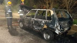 Voraz. Las llamas avanzaron muy rápido con el combustible, y los bomberos acudieron para sofocarlas.