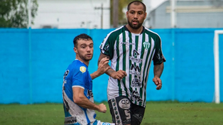 Gaspar Iñíguez jugó la temporada pasada en Laferrere, en la Primera B. Puede ser jugador de Newells. Por ahora, trabaja en Bella Vista.