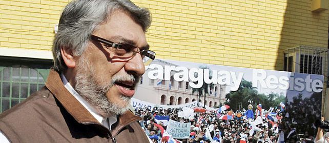 El depuesto mandatario paraguayo en la sede del partido País Solidario