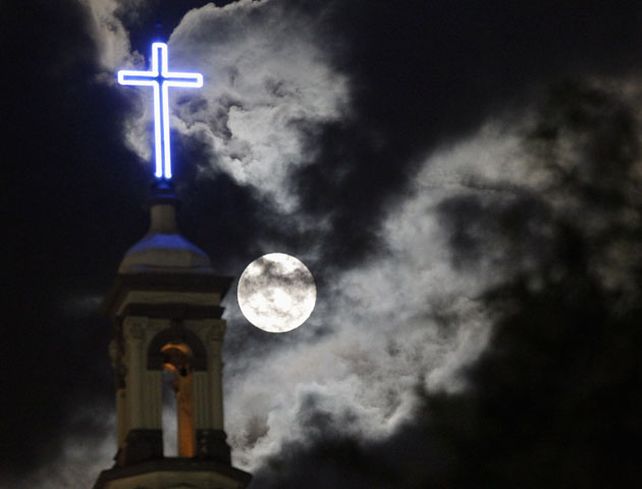 Así se vió la Súper Luna alrededor del mundo. (Fotos AP y Reuters)