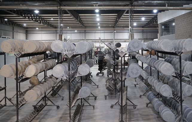 El trabajo es bastante artesanal: las piezas se colocan en una matricería a 70 grados donde se unen la goma Eva -que importan desde Inglaterra-, las telas de carbono o fibra de vidrio, más la resina que une todo el producto. Luego se pule, se pinta y se hace la terminación.